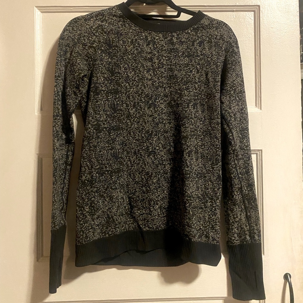 Lululemon Size 8 Long Sleeve Crew Neck Athletic Top